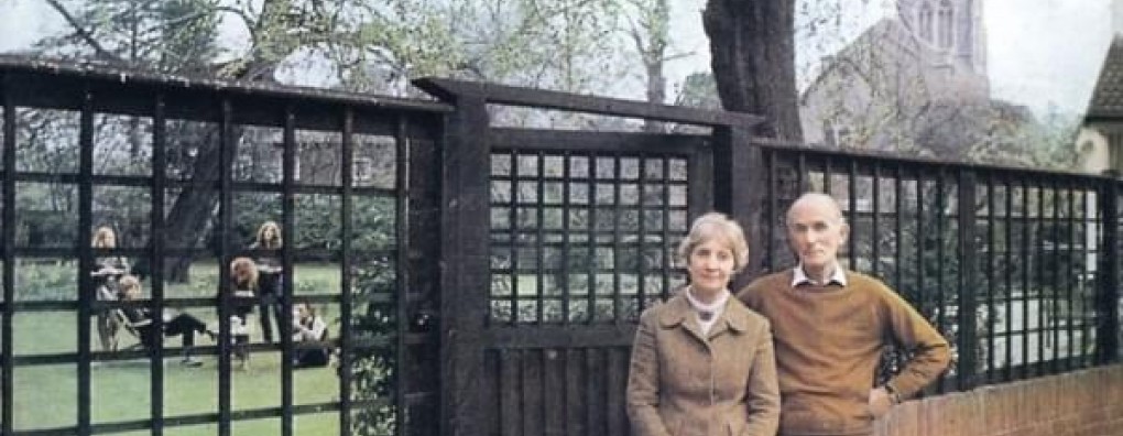 I have no thought of leaving, I do not count the time, For who knows where the time goes? [liedjes over de dood]