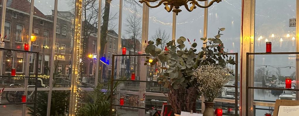 Rouwen in de kas in de stad