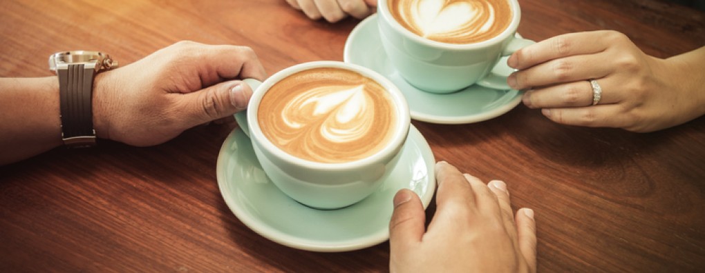 Twee zorgharten aan tafel