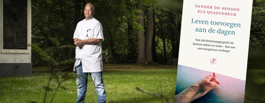 Boek 'Leven toevoegen aan de dagen' aangeboden aan alle hospices in Nederland